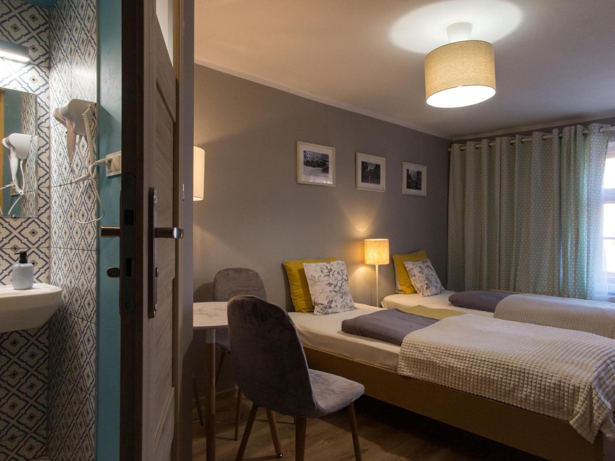 Baszta Grodzka Hostel เยเลเนียกูรา ภายนอก รูปภาพ